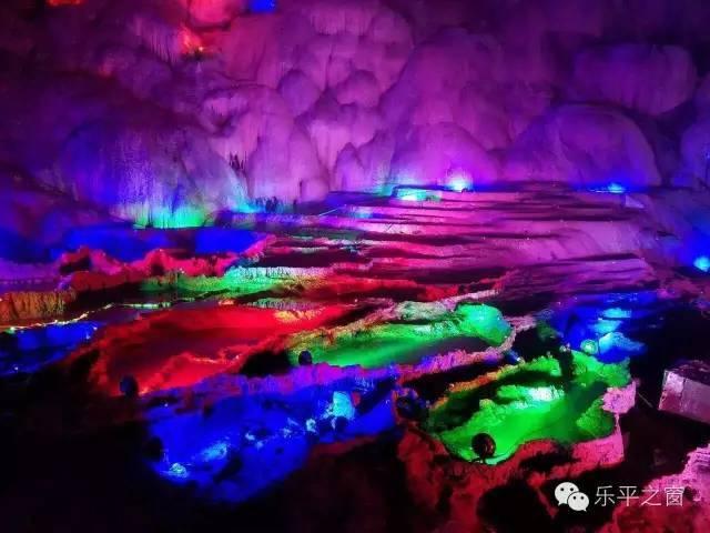 一名消防员徒手清理废墟且用力较大，三层厚的手套被磨破