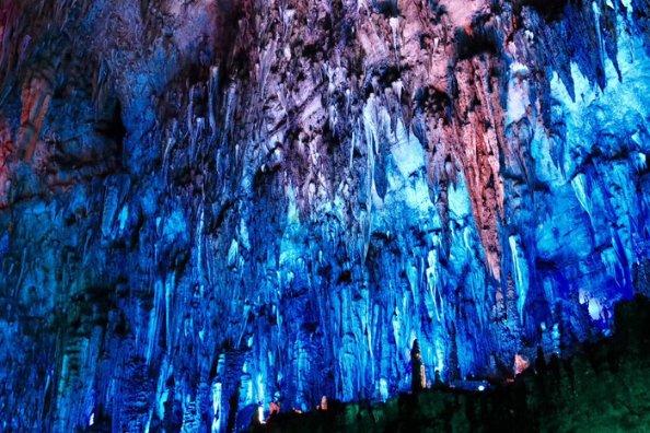 汇编语言是用于电子计算机、微处理器、微控制器或其他可编程器件的低级语言