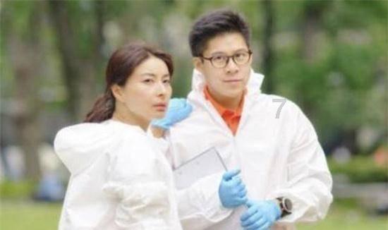 救援时尚的女孩