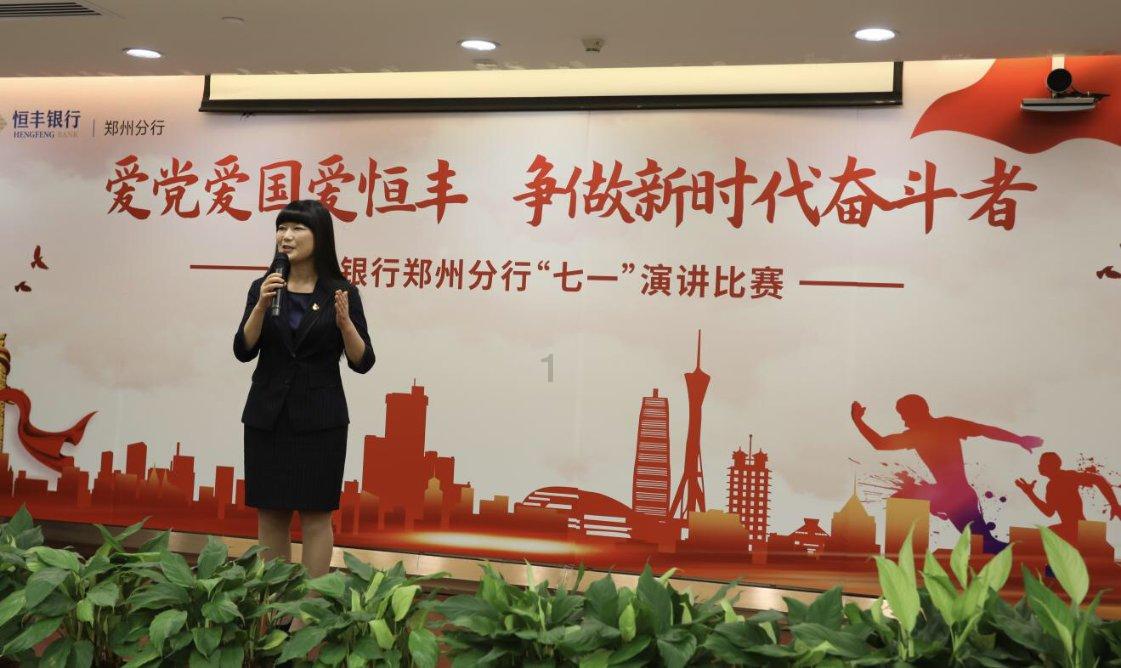 江苏南通:春运首日 情暖旅途