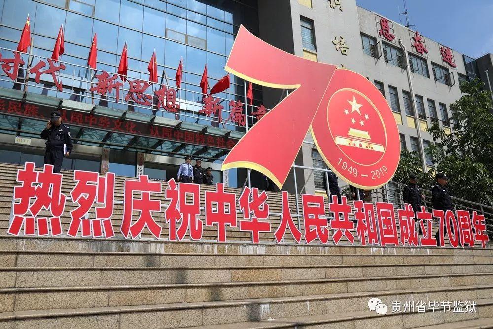 “解救”中山南路沿街的行道树。