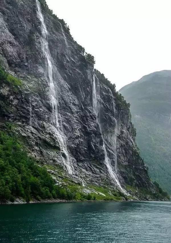 哈巴雪山发生滑坠事故一登山者遇难,登山者已全部下撤,是否禁攀尚待通告