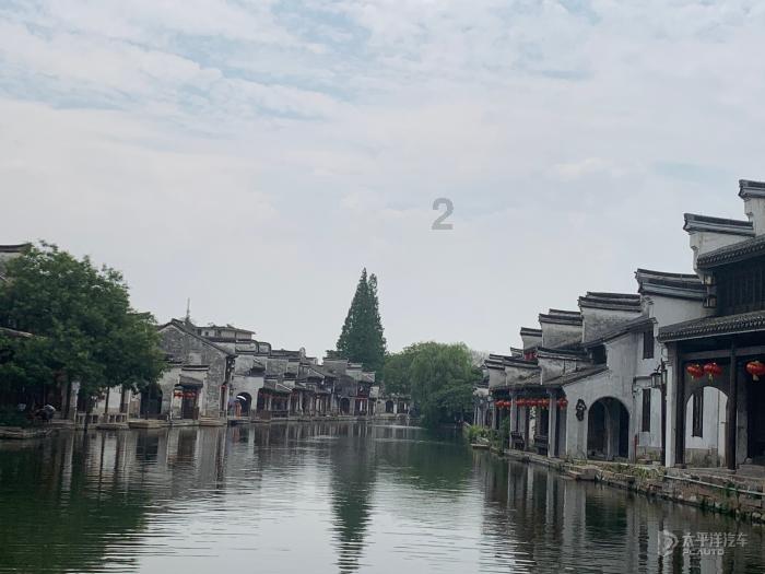 逃离违建房屋5