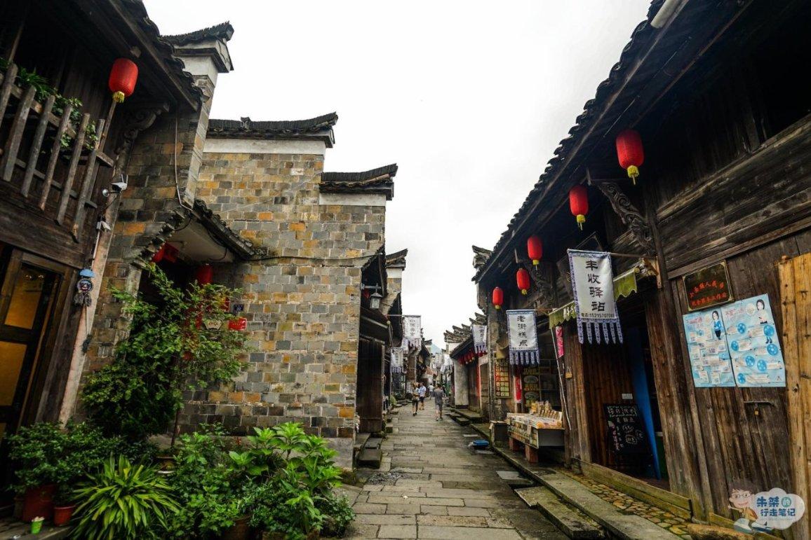 云南水昭高速路段发生山体滑坡，致1人受伤
