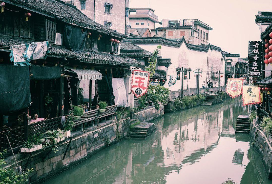 匆忙离开